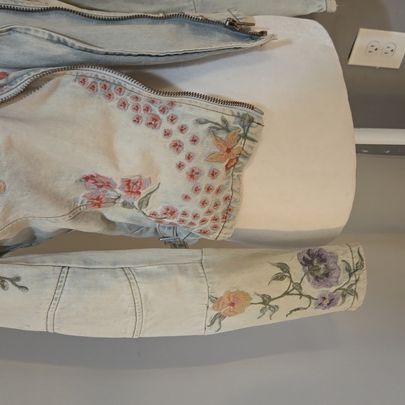 Jean jacket with floral design - Picture 3 of 3